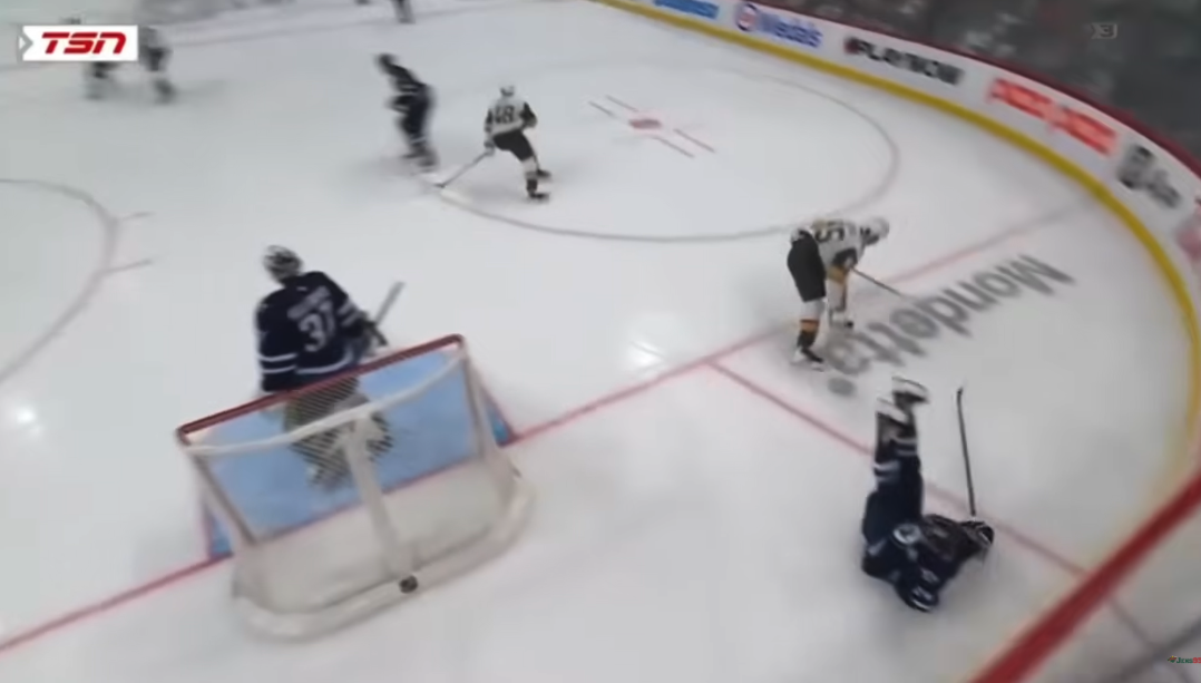 Haydn Fleury sort sur une civière après un gros choc contre la bande